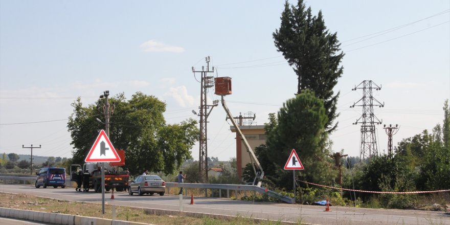 Antalya'da ağaç budarken akıma kapılan işçi öldü