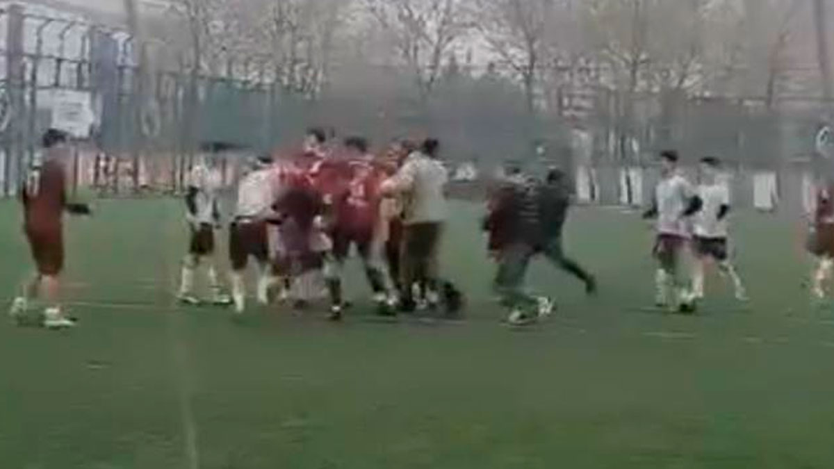 Bursa'da maçta kavga çıktı! Saha adeta ringe döndü