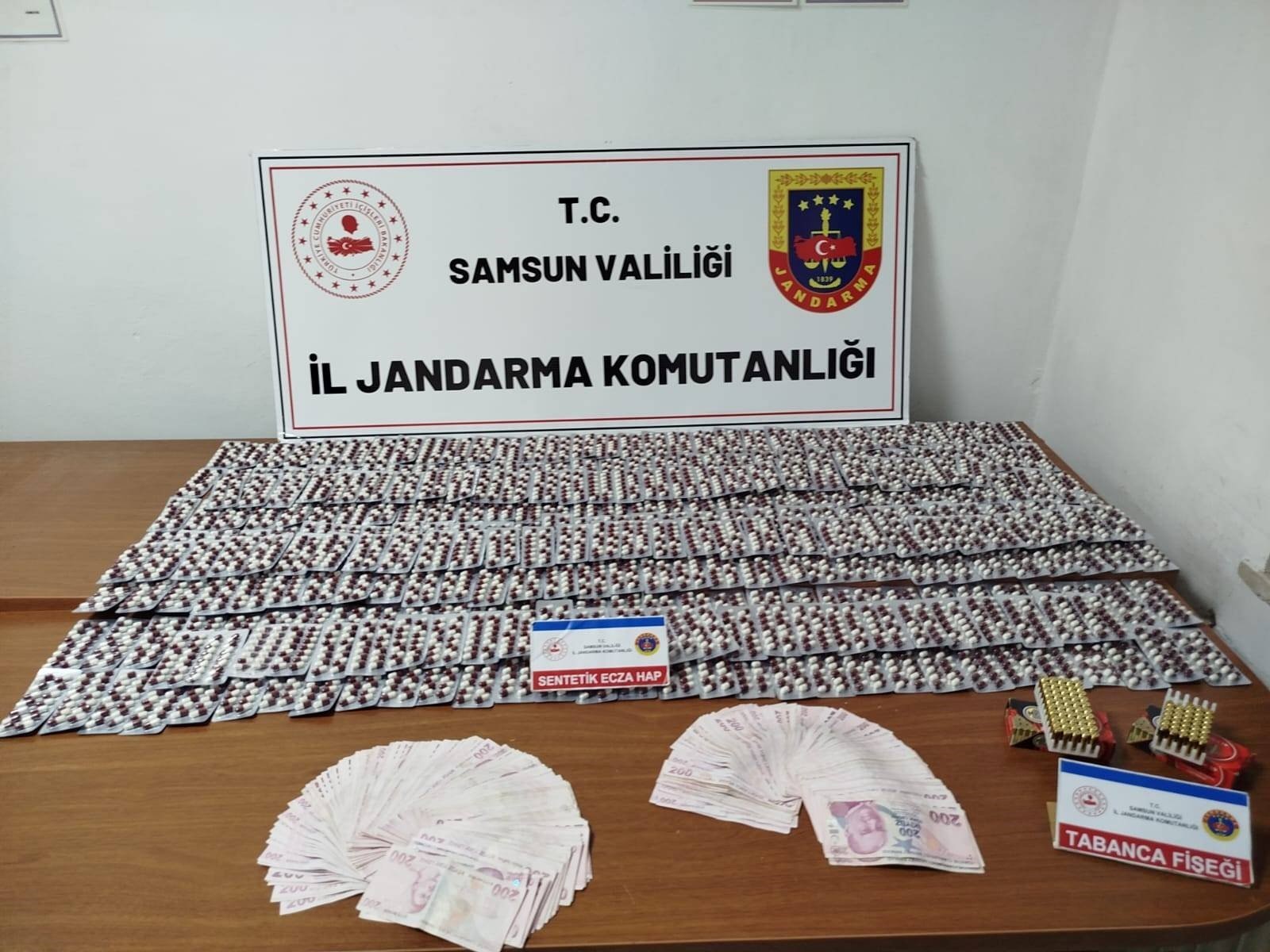 Jandarma 838 aranan şahsı yakaladı