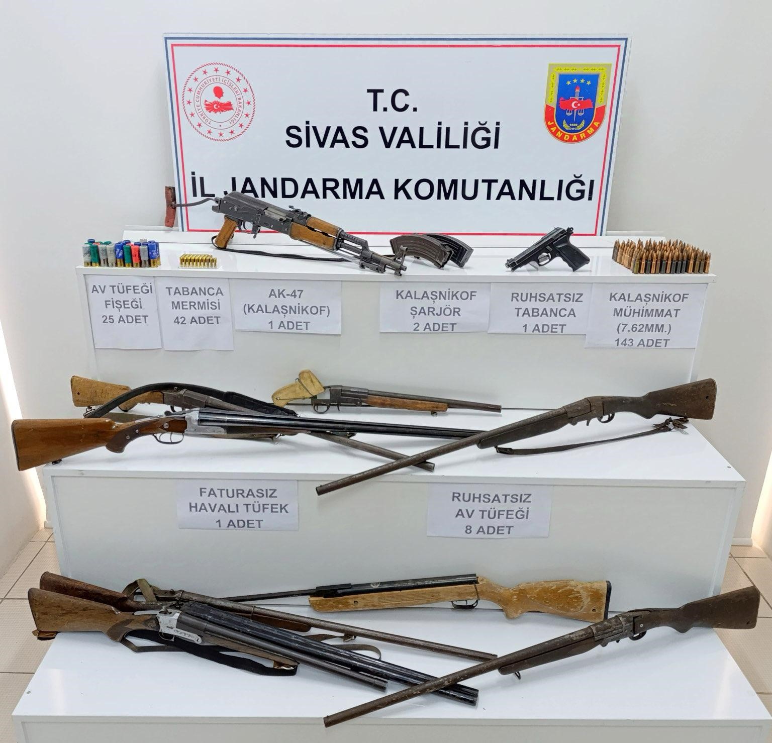 Sivas'ta baskın yapılan evden çok sayıda tüfek ve mühimmat ele geçirildi