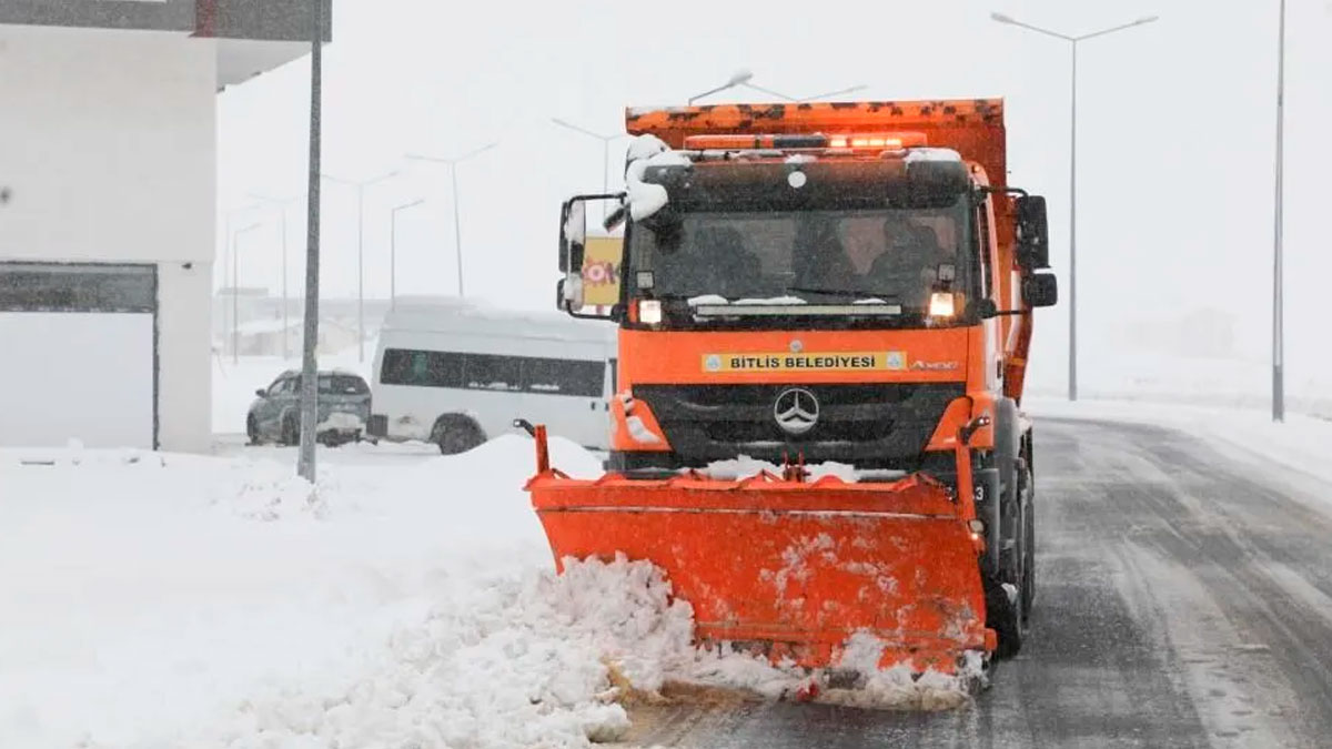 Bitlis'te kar yağışı 77 köy yolunu kapattı!