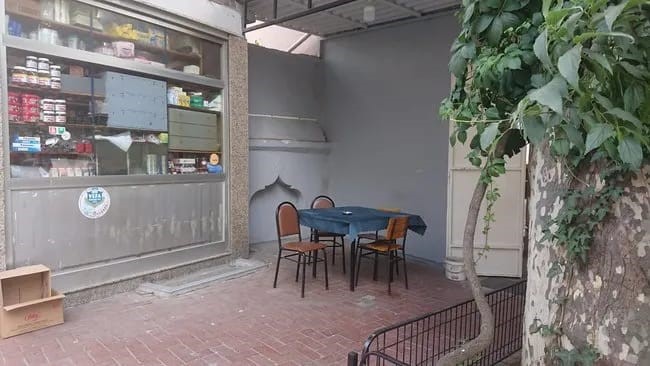 466 yıllık çeşme kafenin içine alındı: Dekor olarak siyaha boyandı