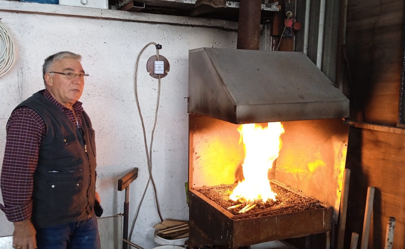 60 yıldır demir dövüyor, onun için meslek değil zanaat