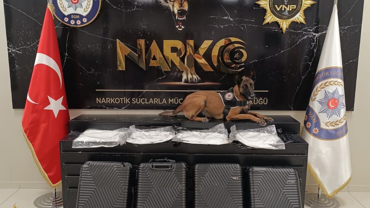 Havaalanında uyuşturucu operasyonu! Uçağa binmek isterken yakalandılar