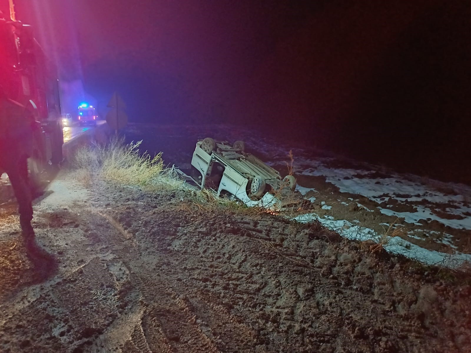 Ambulansa yetişmeye çalışırken tarlaya yuvarlandı