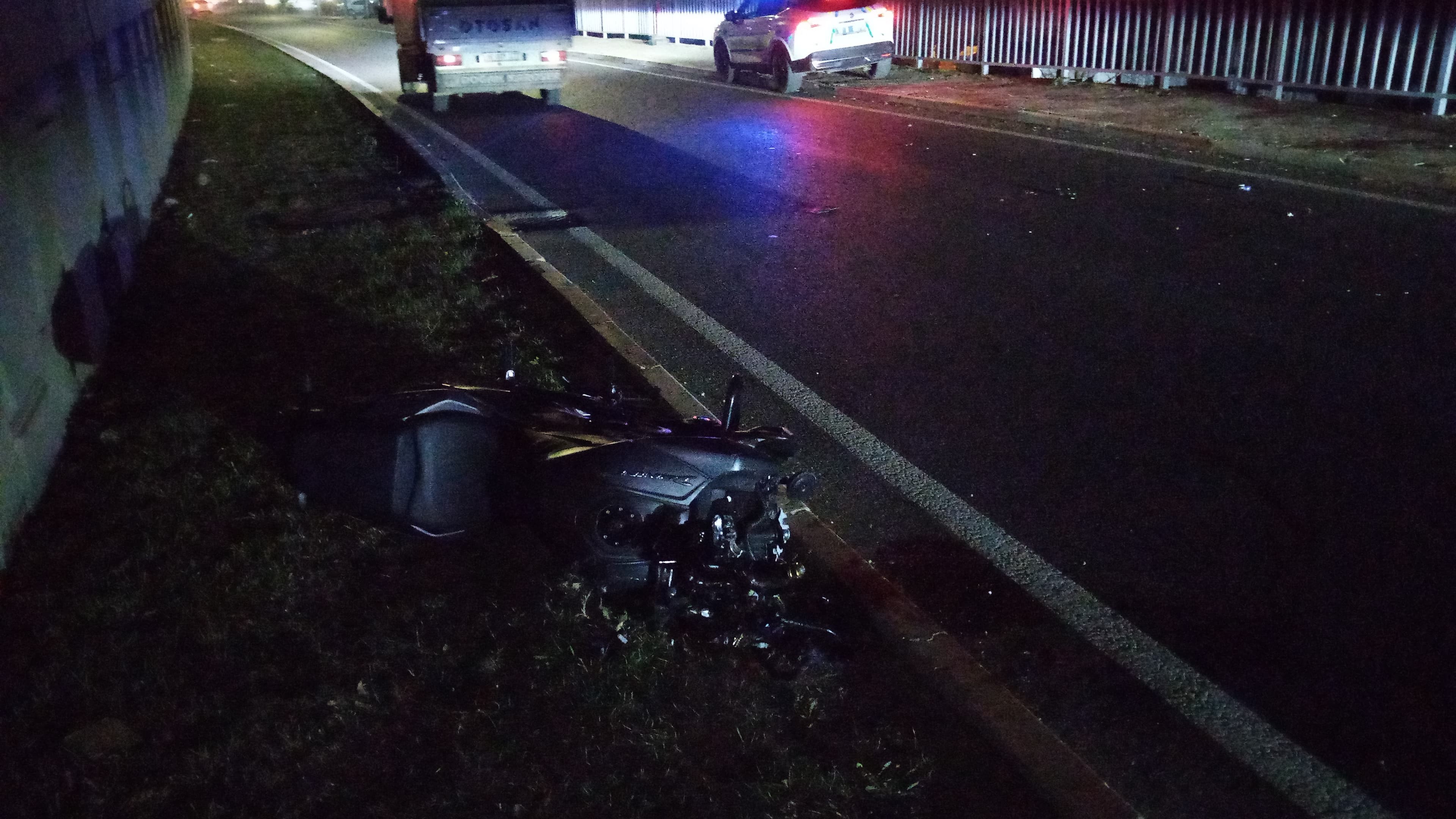 Direğe çarpan motosiklet ikiye bölündü: 1 yaralı