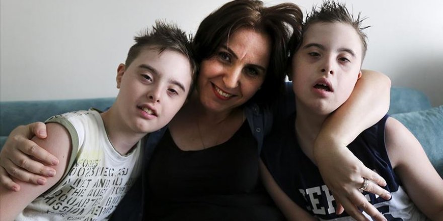 Hayatını down sendromlu ikizlerine adadı