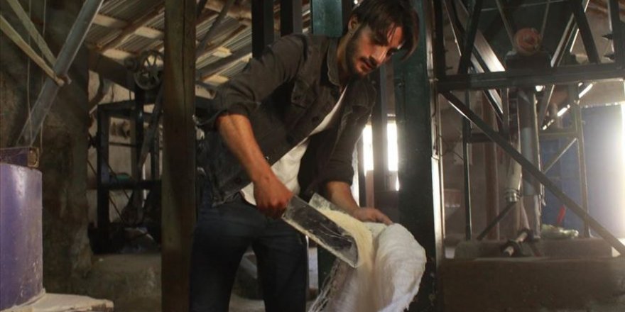 Dede yadigarı değirmeninin çarkını torunu döndürüyor