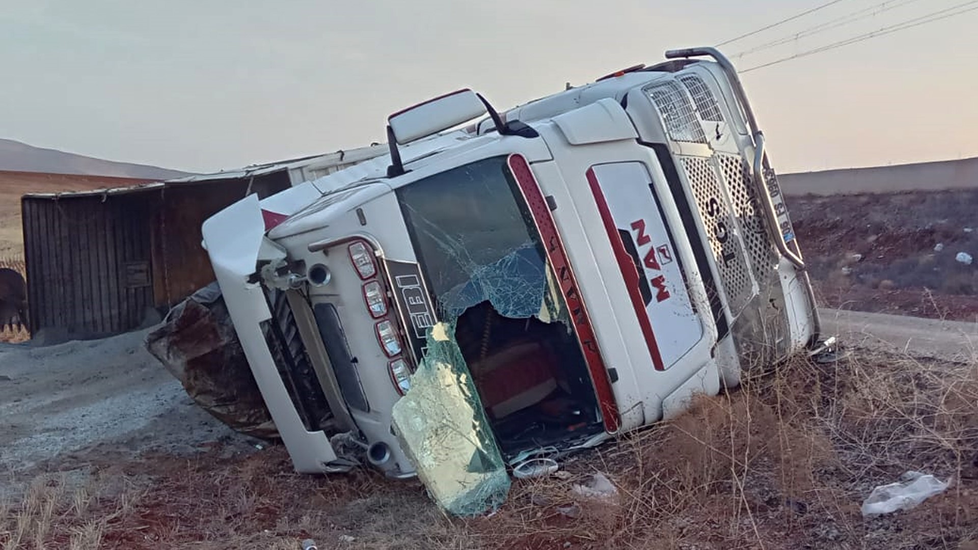 Kırıkkale'de tuz yüklü tır devrildi