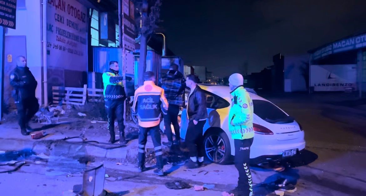 Bursa'da 2 otomobil kafa kafaya çarpıştı