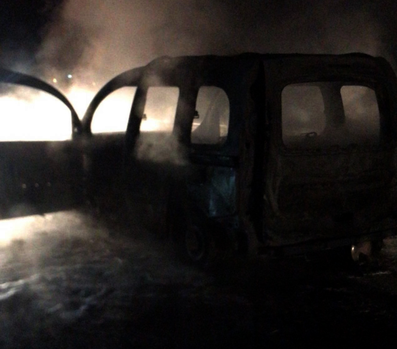 Avcılar'da seyir halindeki araç alevler içinde kaldı