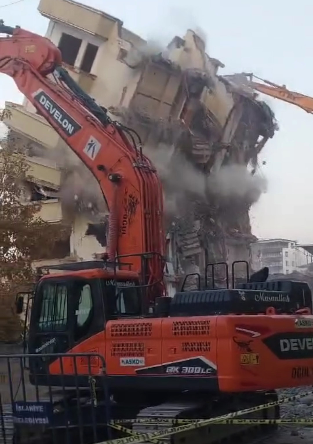 Gaziantep’te ağır hasarlı bina yıkım sırasında çöktü