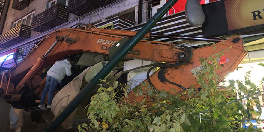 Bursa'da, freni boşalan iş makinesi restorana çarptı
