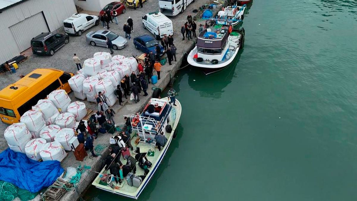Heyelan bölgesinde mahsur kalan öğrenciler teknelerle kurtarıldı