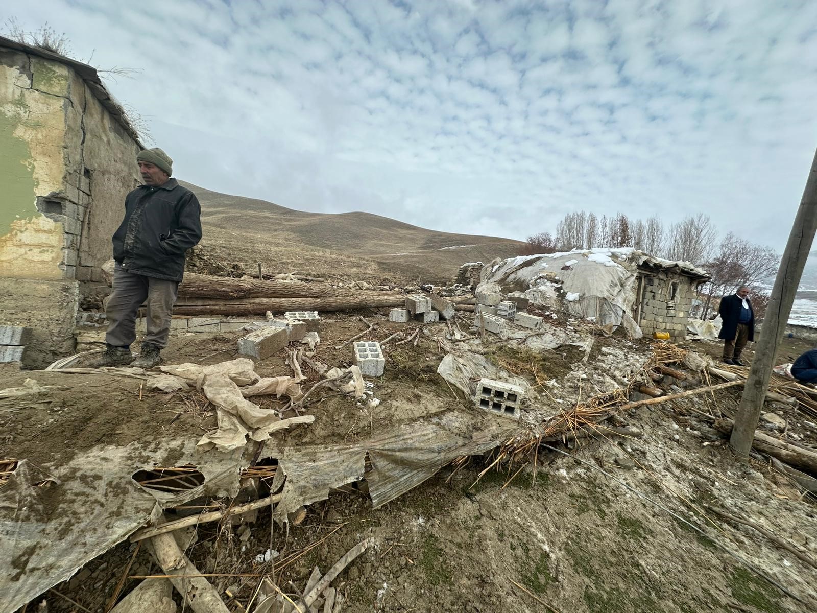 Muş'ta ahır çöktü: 30 küçükbaş hayvan telef oldu