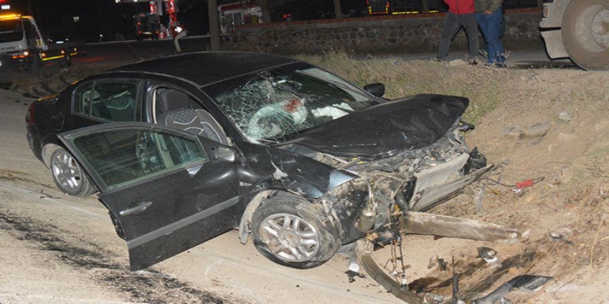 Çanakkale'de iki otomobil çarpıştı