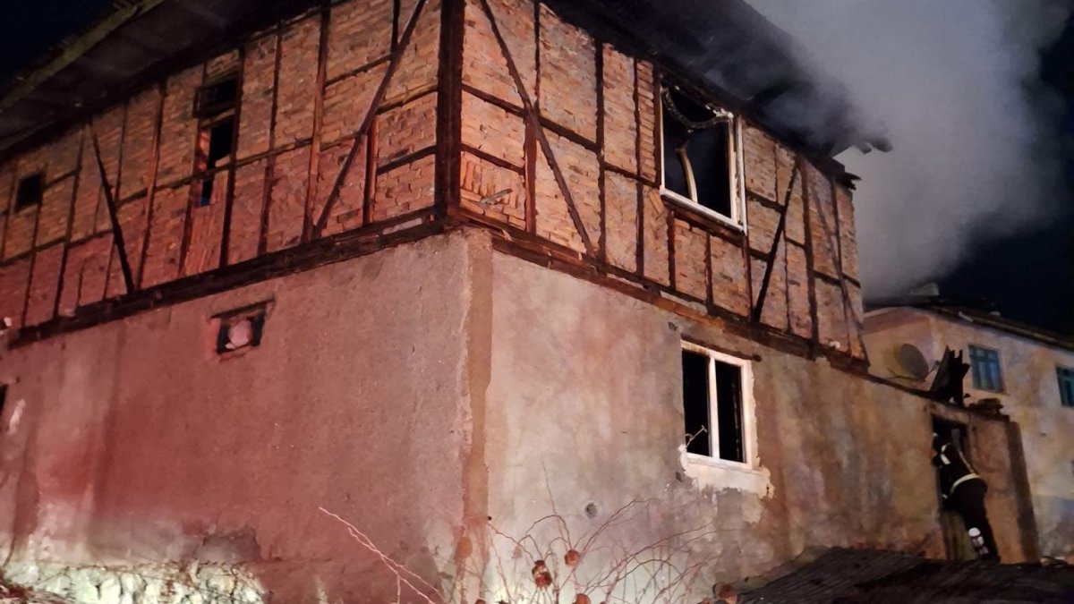 Bolu'da 2 katlı ahşap evde yangın