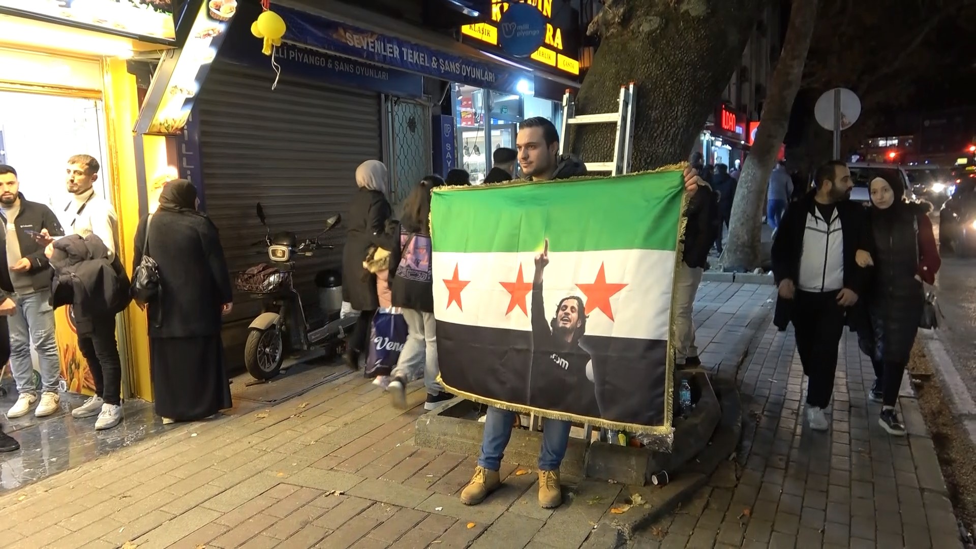 Bursa'da Suriyeliler akşam saatlerinde de kutlamaları sürdürdü