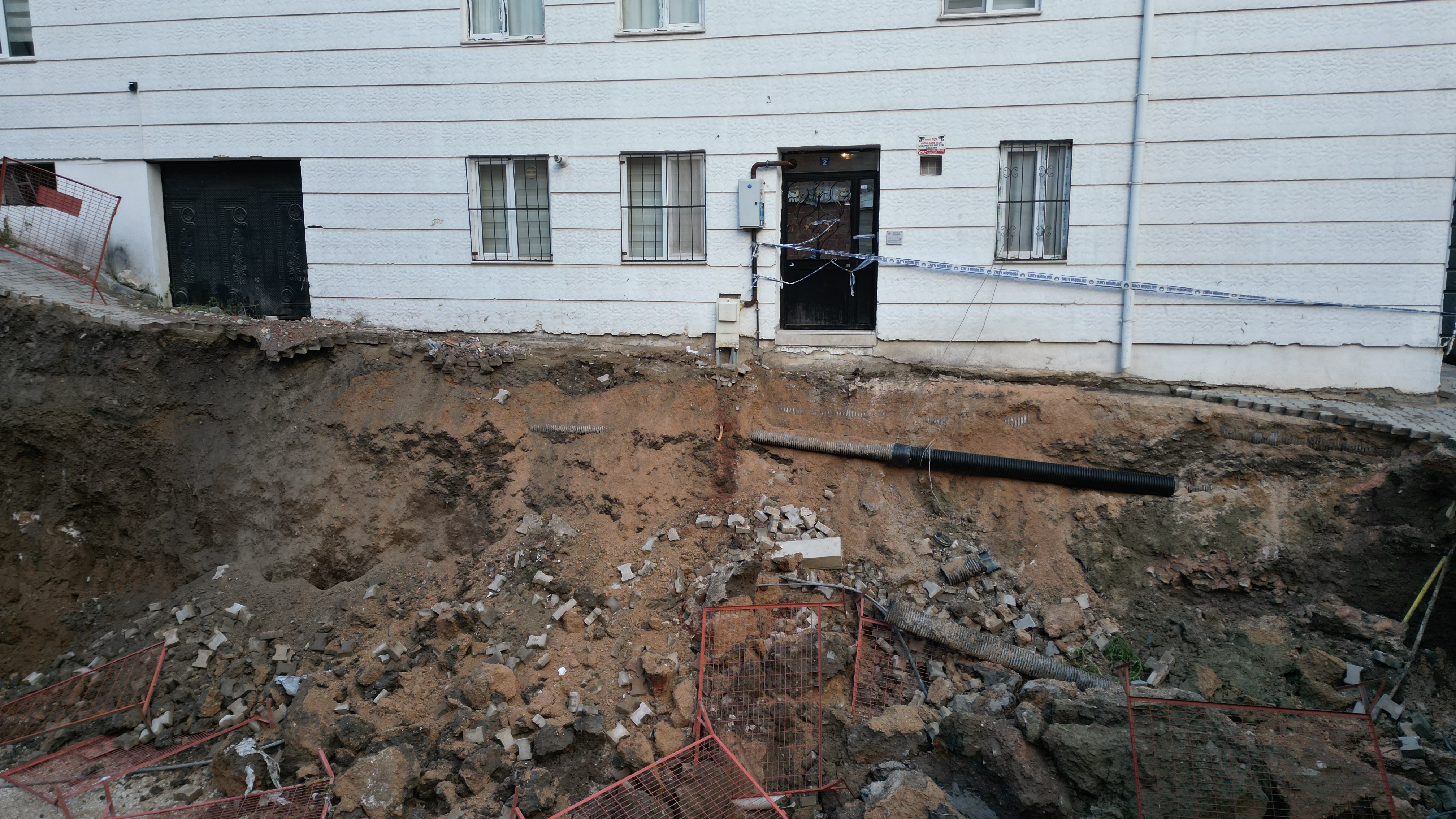 60 daireli apartmanın giriş kapısı çöktü! Yönetici nöbet tutuyor