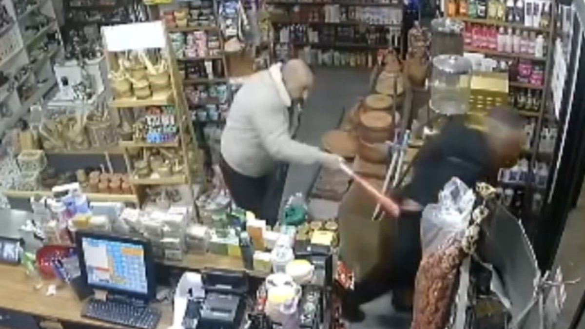 Parfüm çaldı, beyzbol sopasıyla dayak yedi