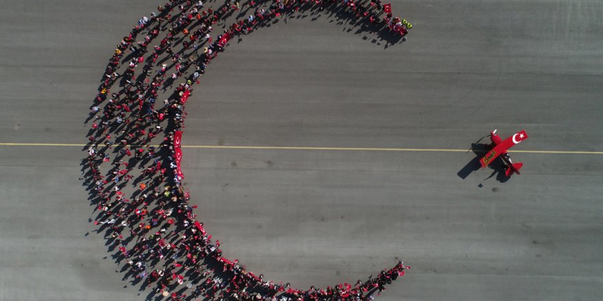 Kadın akrobasi pilotundan Cumhuriyet Bayramı'na özel gösteri