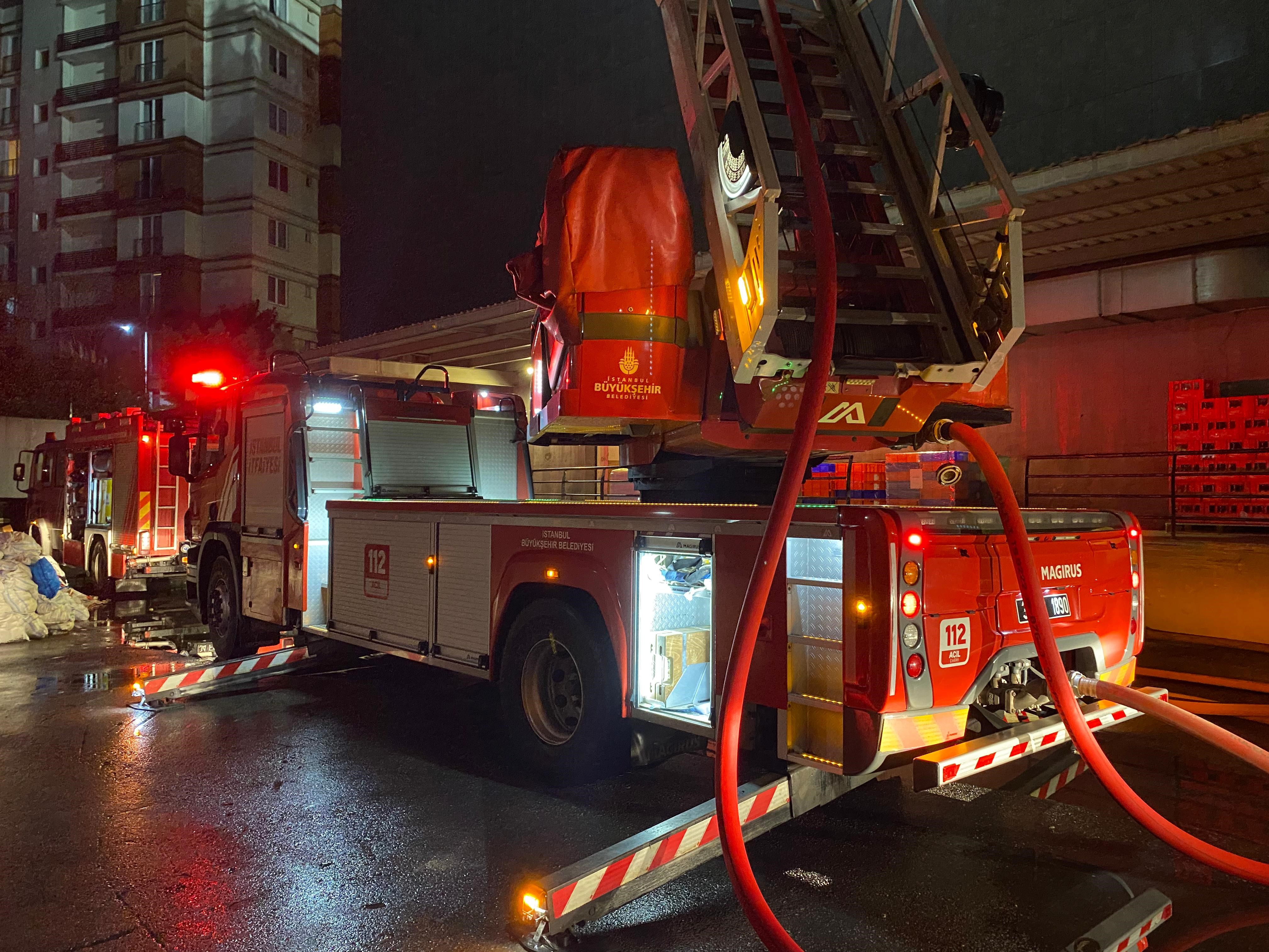 AVM’de korkutan yangın