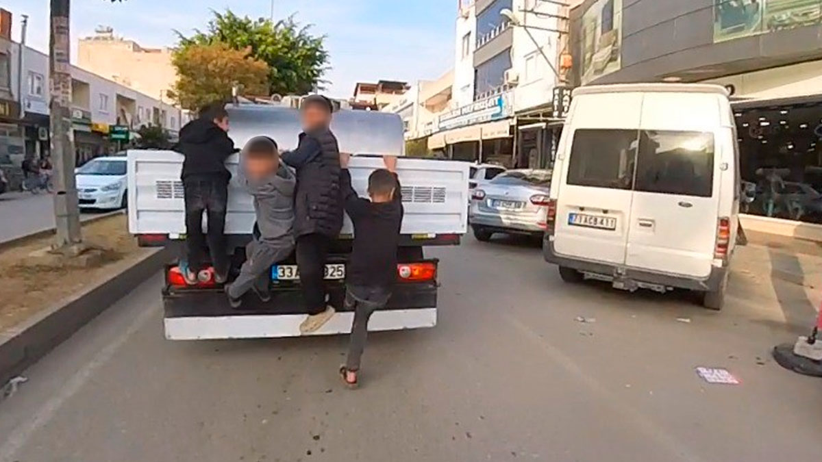Mersin'de tehlikeli anlar! Kamyonetin arkasına asılarak yolculuk yaptılar