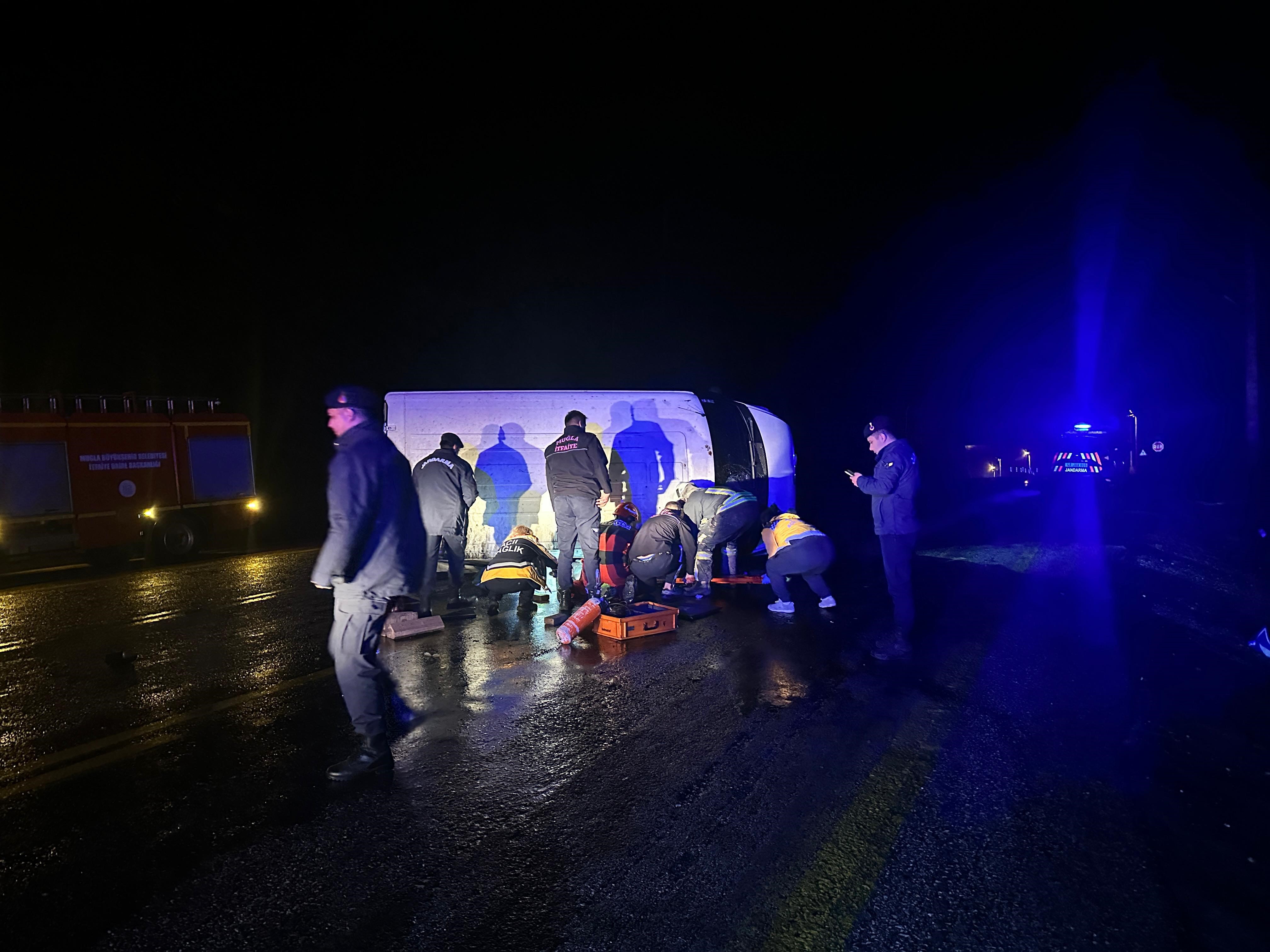 Devrilen minibüsün altında kaldı: Hayatını kaybetti