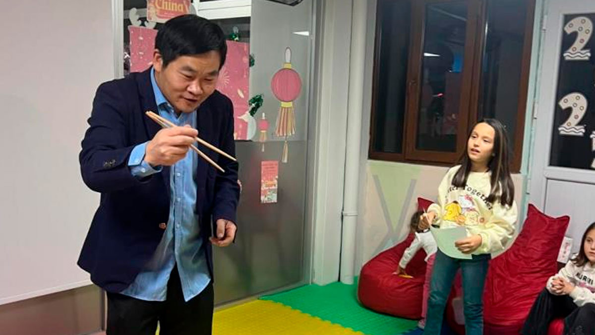 Çinli Mühendis Tao, bu kez "Daha Dün Annemizin" şarkısını çaldı