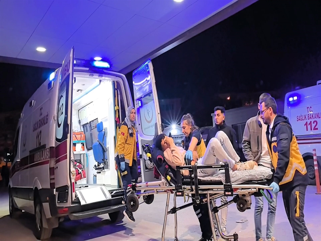 Sokak ortasında pompalı tüfekle ateş açtı: Bıçakla yaralandı