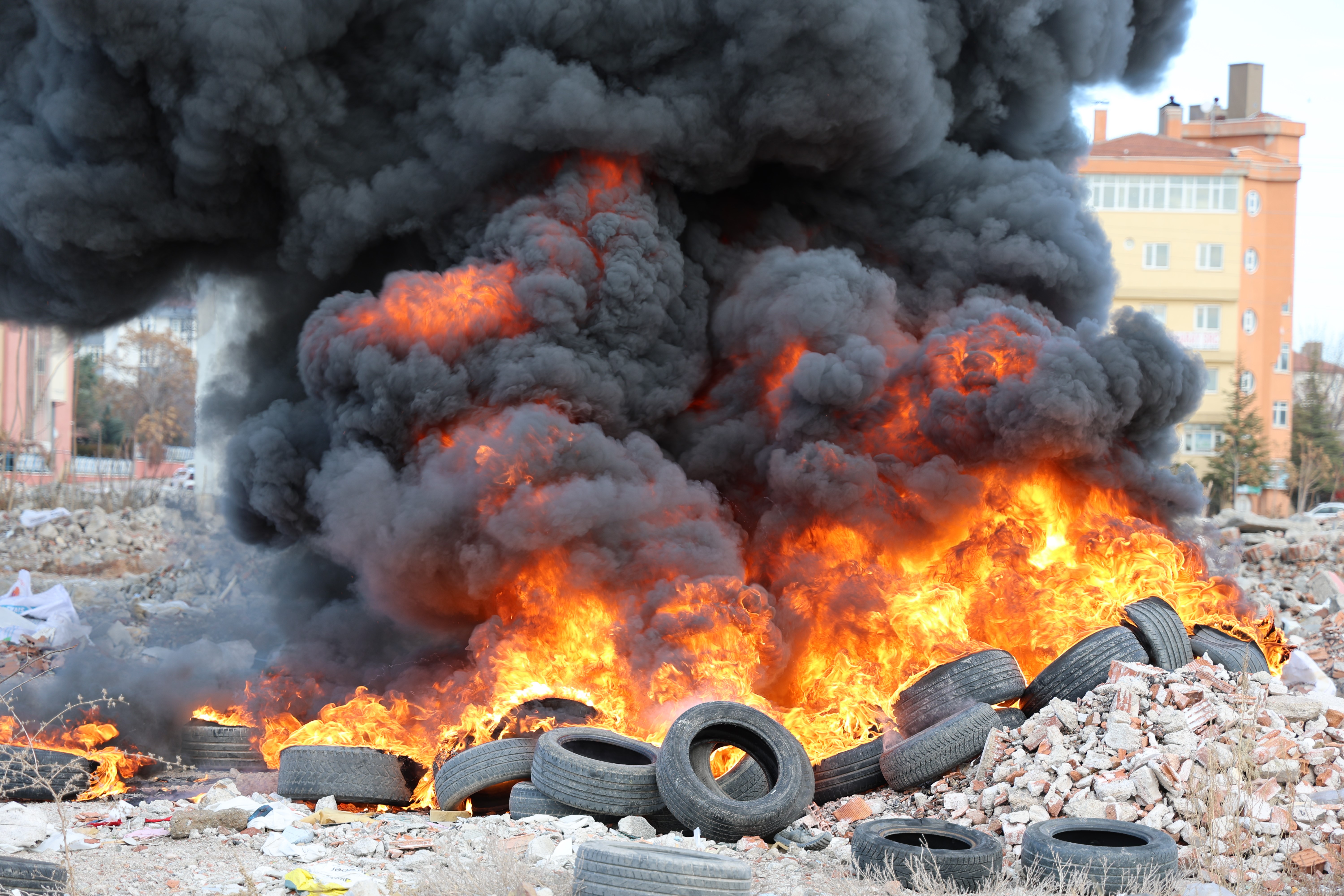 Alev alev yanan lastikler gökyüzünü siyaha boyadı