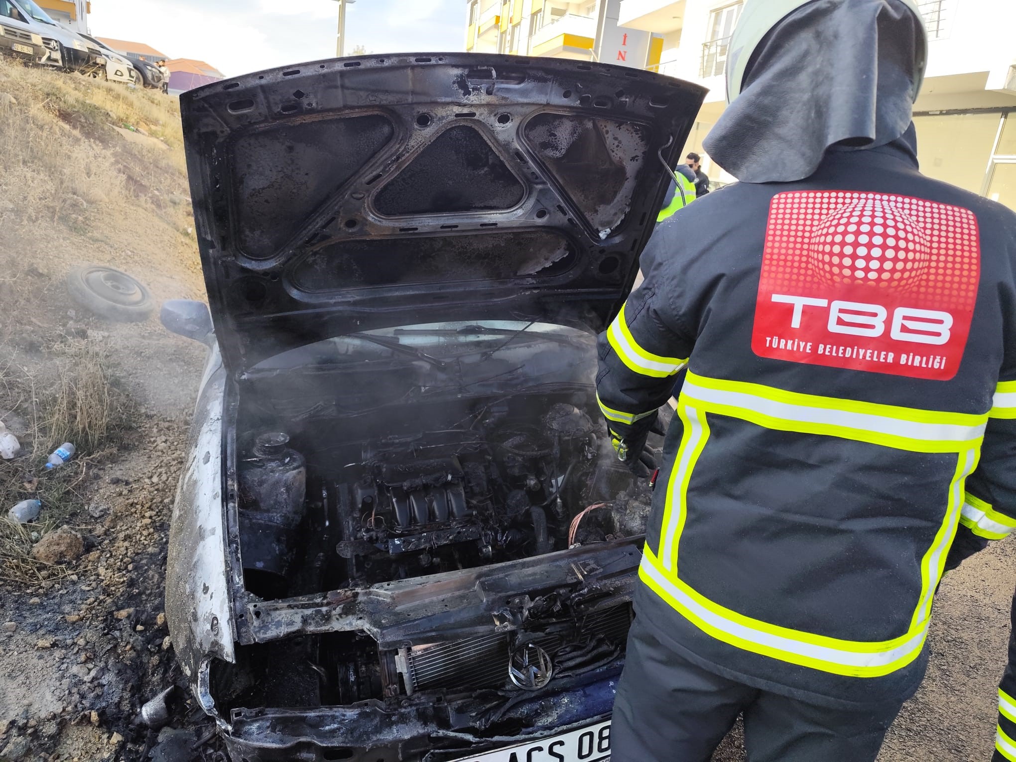 Park halindeki otomobil alevler içinde kaldı