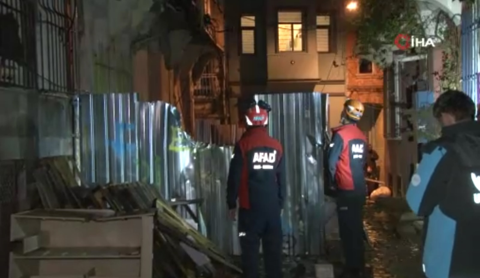 Metruk binada çökme meydana geldi: 3 bina tahliye edildi