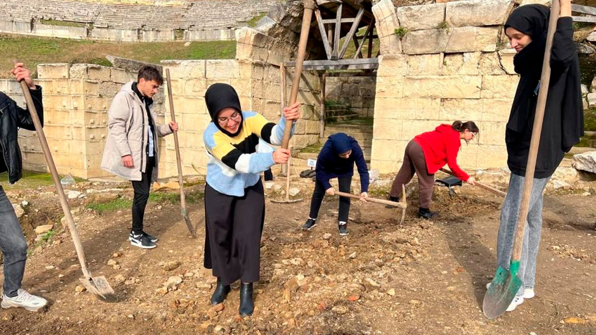 Gençlerden antik kentte tarihi kazı!