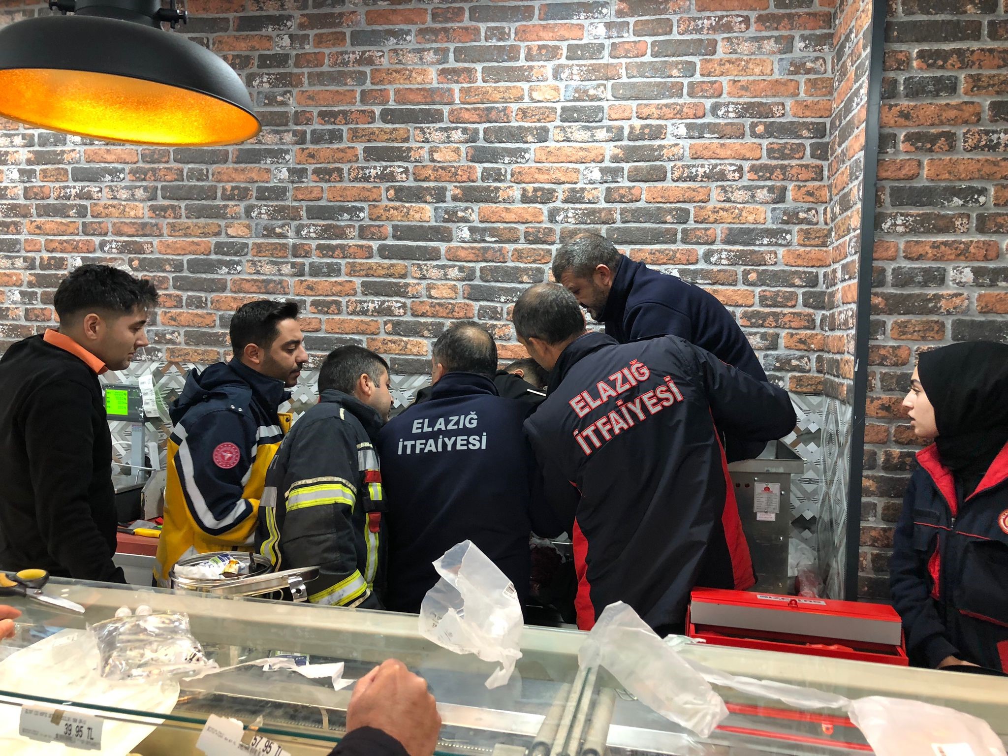 Market çalışanı elini kıyma makinesine kaptırdı