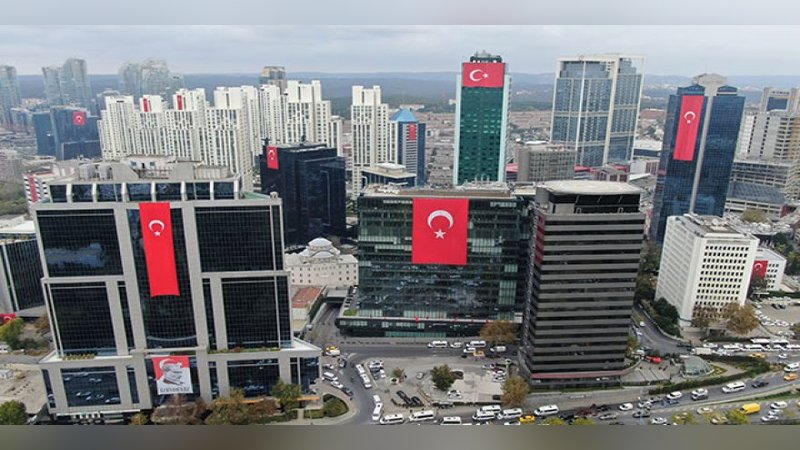 Gökdelenler dev Türk Bayraklarıyla donatıldı