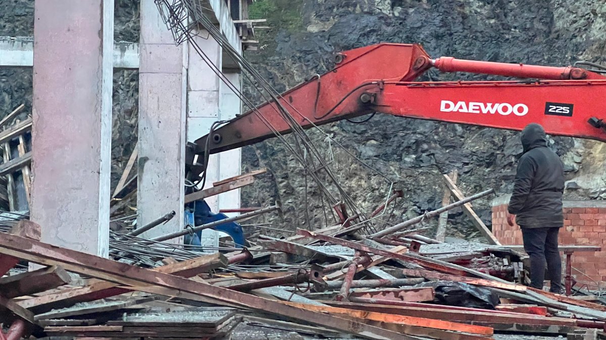 Bir inşaatın iskelesi çöktü: 1 kayıp, 3 yaralı