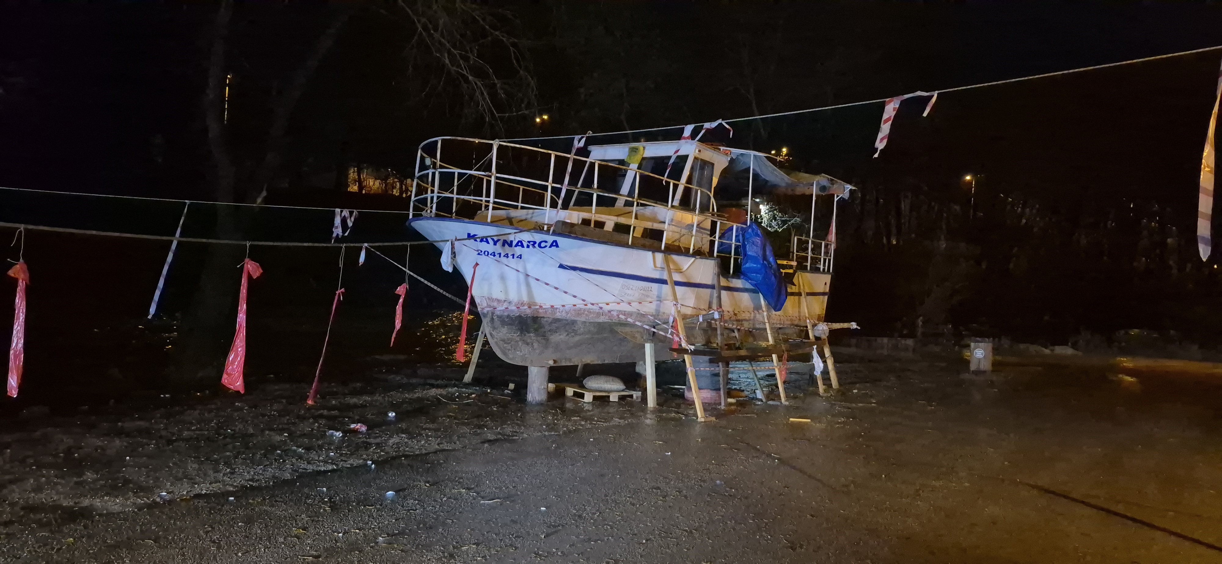 Irmak suyu taşınca tekne karada mahsur kaldı