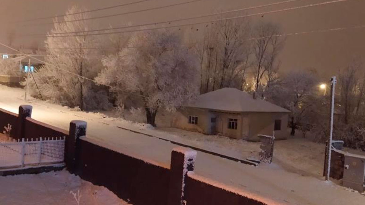 Van'da kar yağışı: 27 yerleşim yerinin yolu kapandı