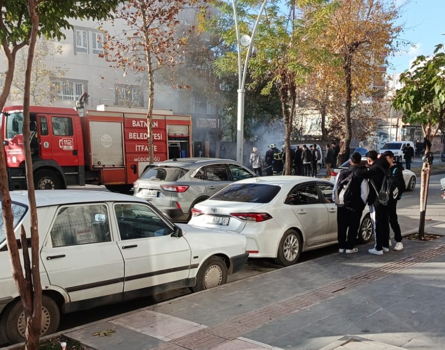 Seyir halindeyken yanan otomobili itfaiye söndürdü