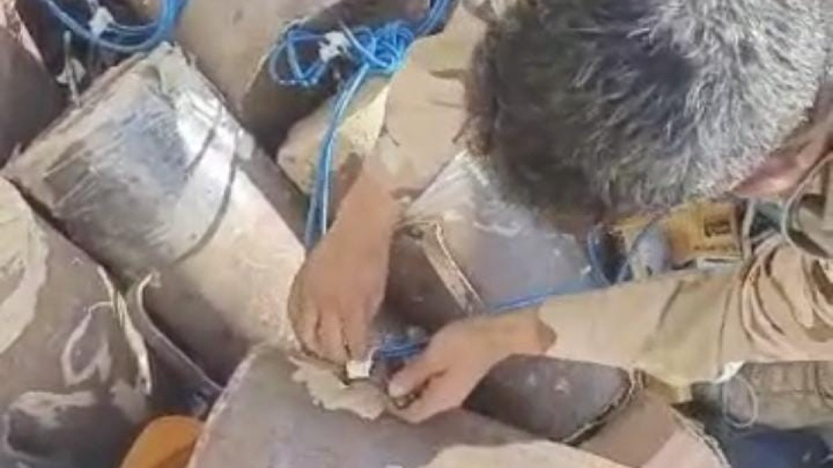 Münbiç'te bomba yüklü kamyon ele geçirildi