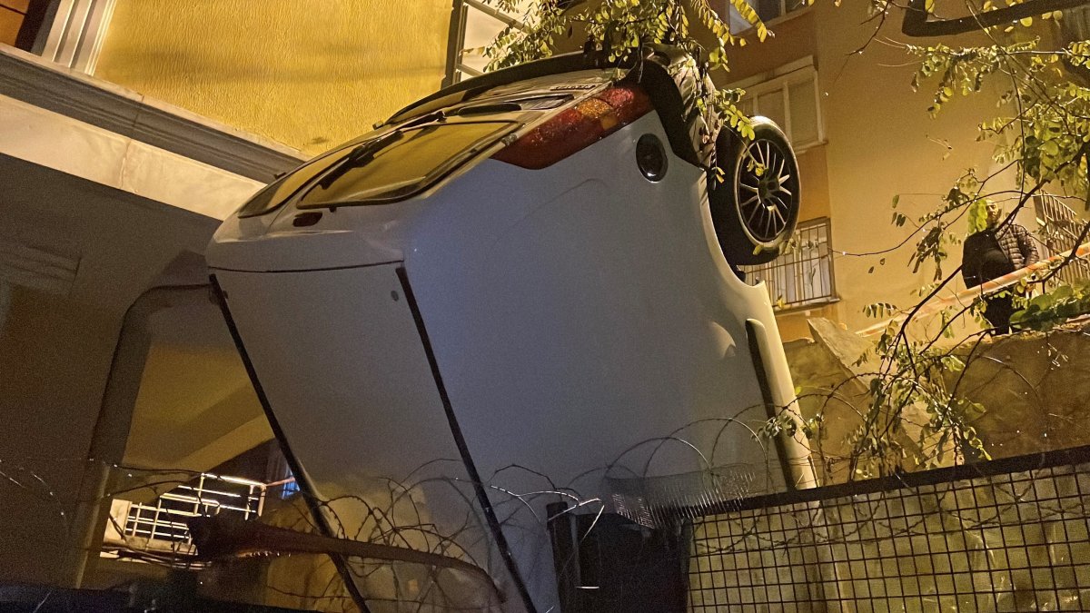 Park halindeki araç bahçeye uçtu