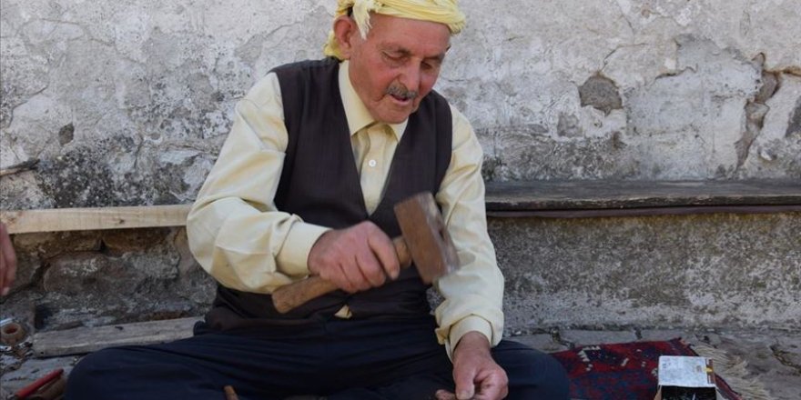 Nalbanta kızıp eline aldığı çekici 60 yıldır bırakmadı