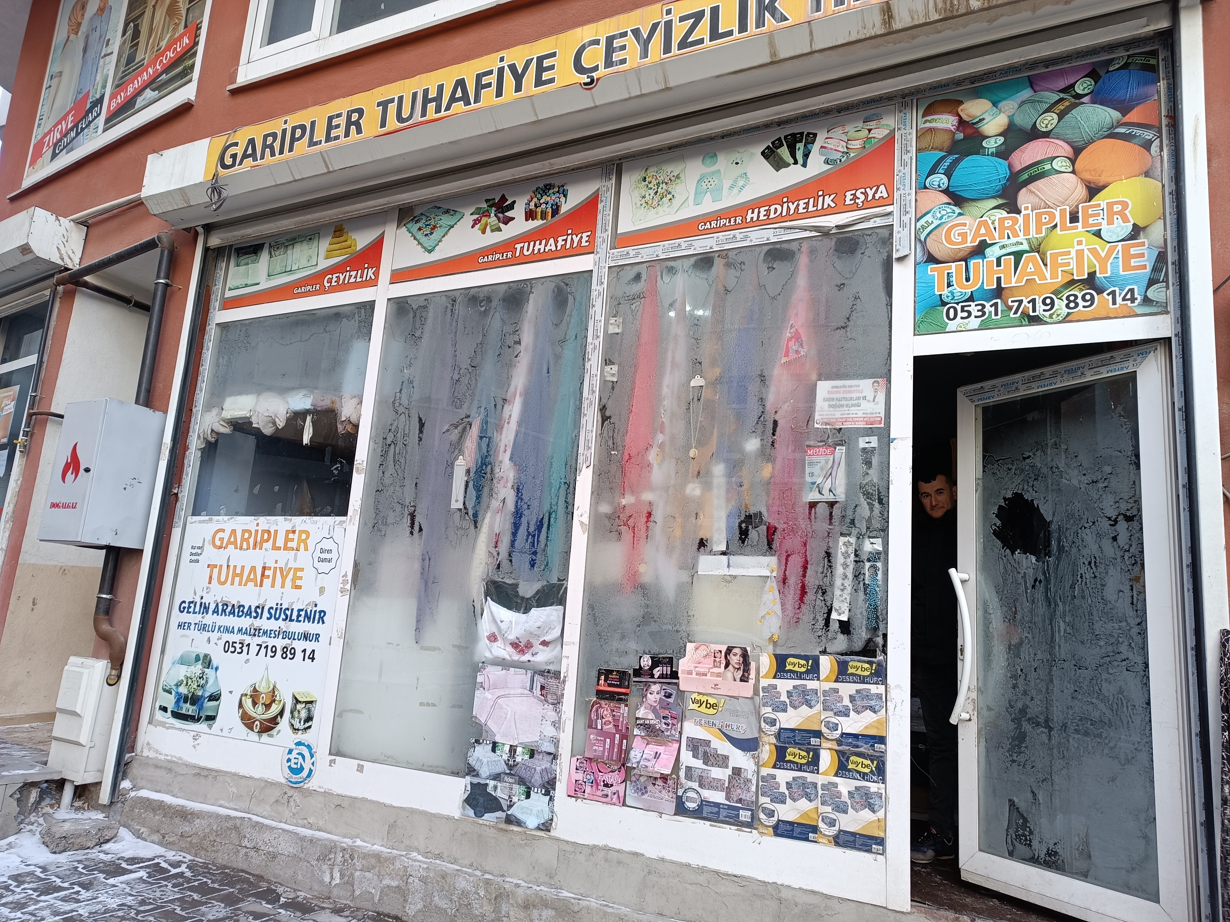 İş yerlerinin camları buz tuttu