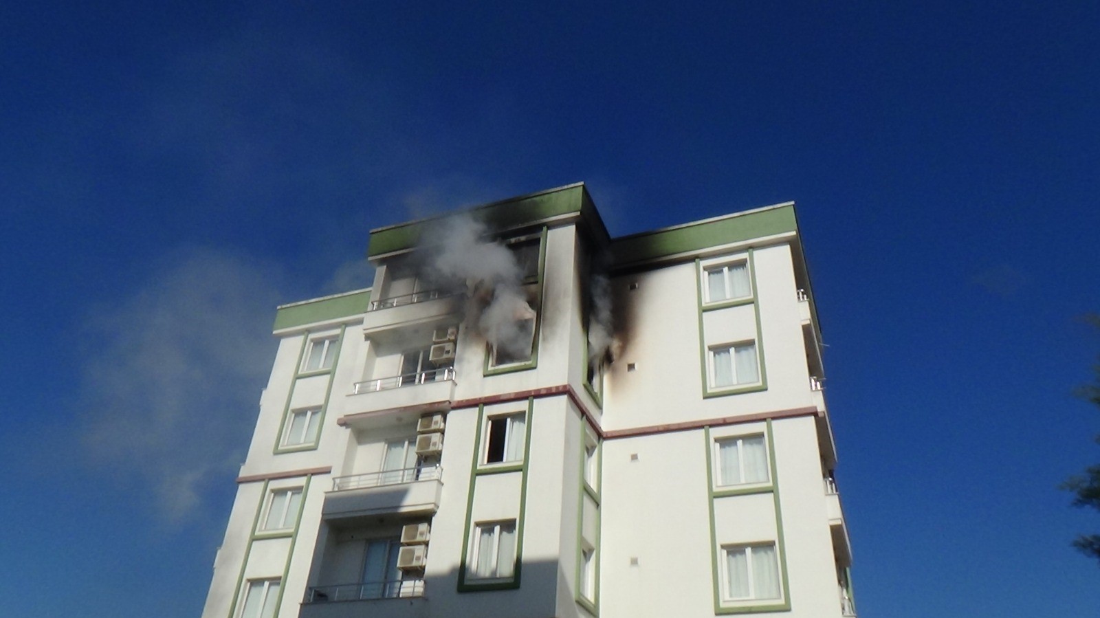 Antalya'da kız öğrenci yurdunda korkutan yangın