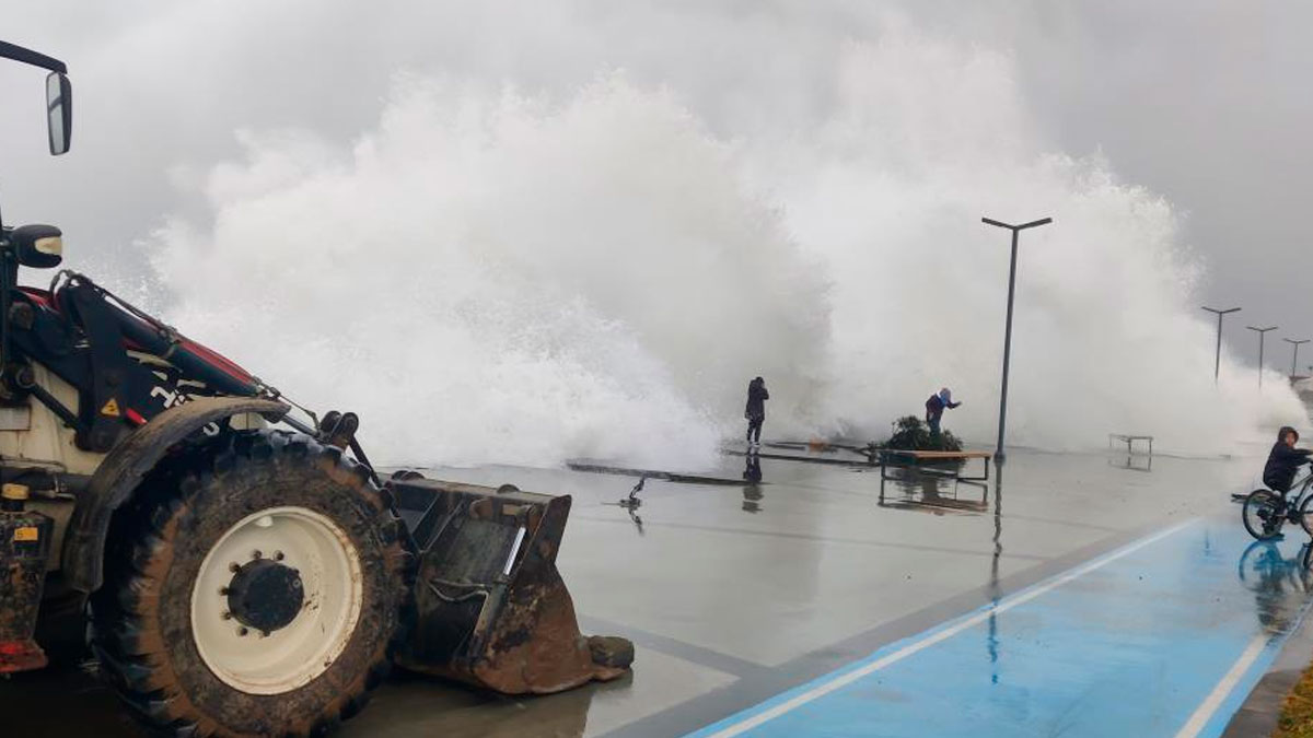 Rize'de dalgalı denizde fotoğraf çekimi tehlike yarattı! Az kalsın canlarından oluyorlardı