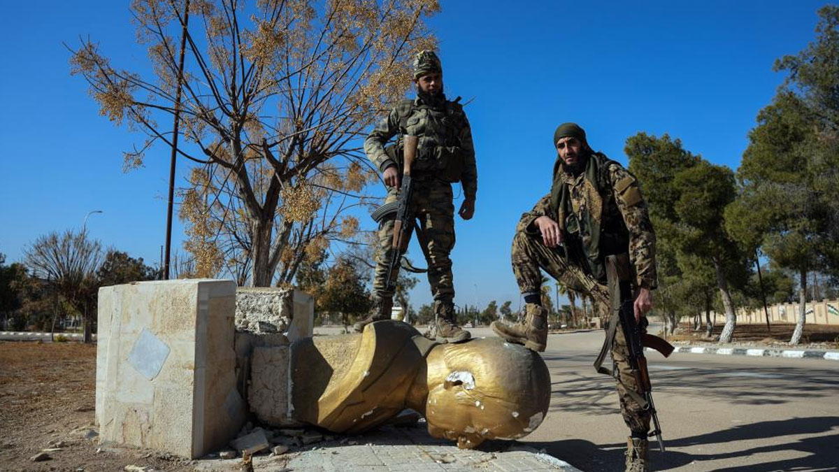 Suriye'de zulmün simgesi Esad heykelleri postallar altında