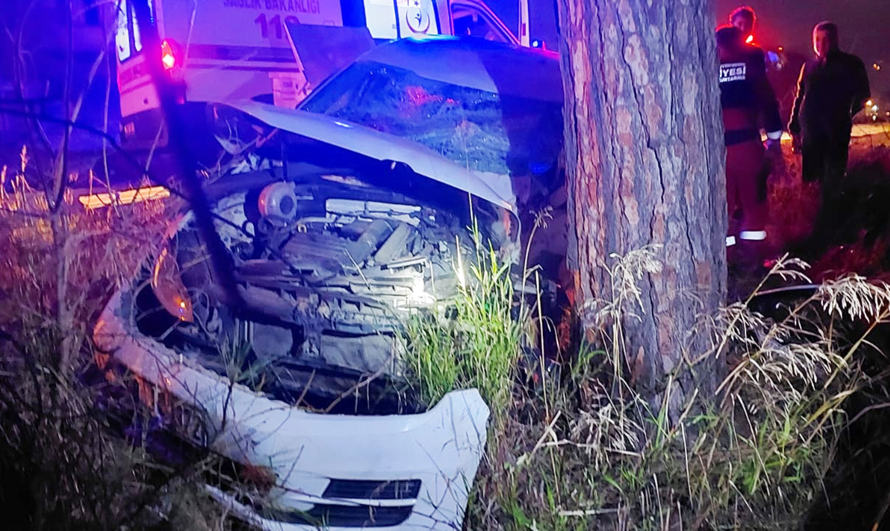 Araçta sıkışan sürücüyü itfaiye kurtardı