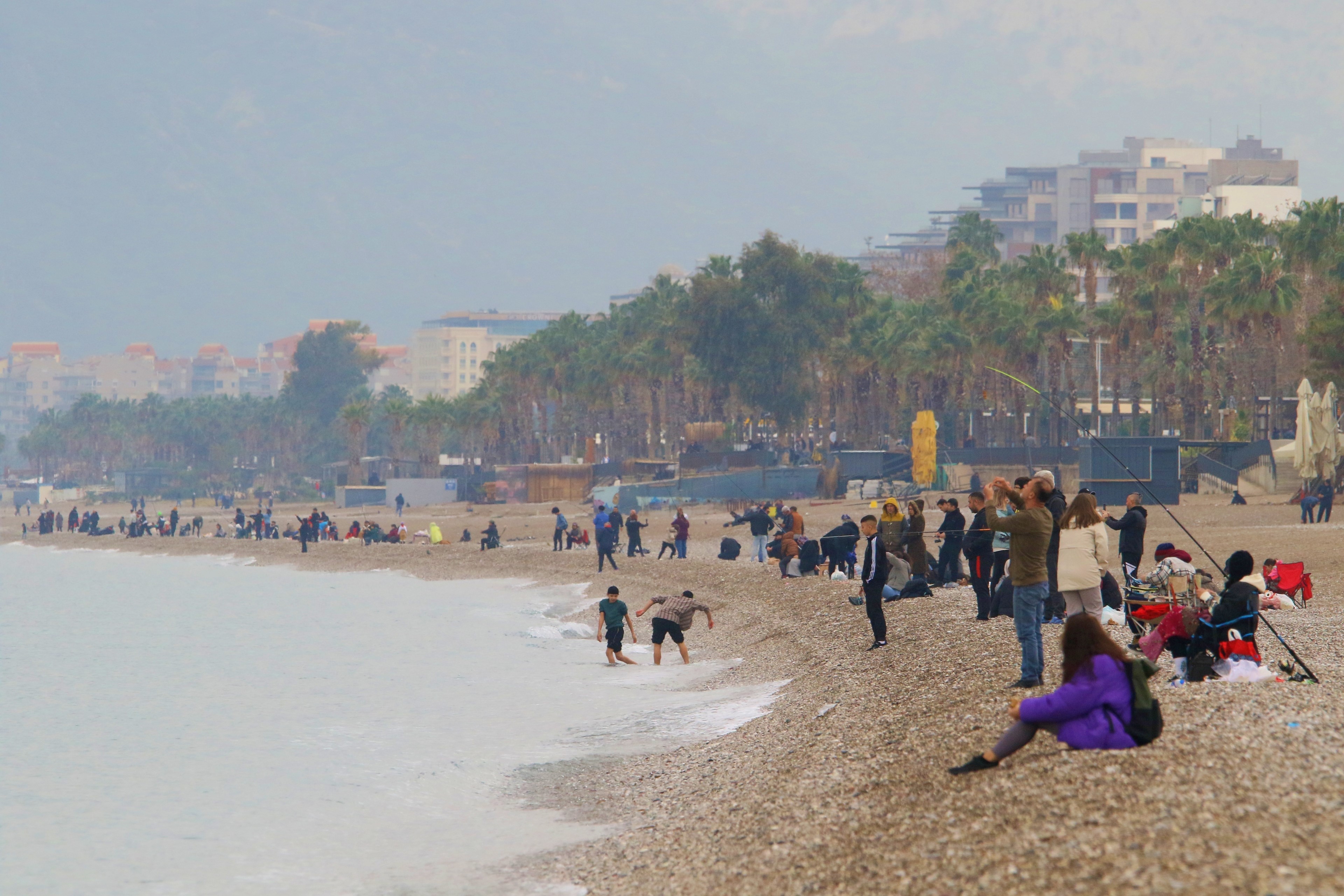 Antalya'da yağmura rağmen deniz keyfi yaptılar