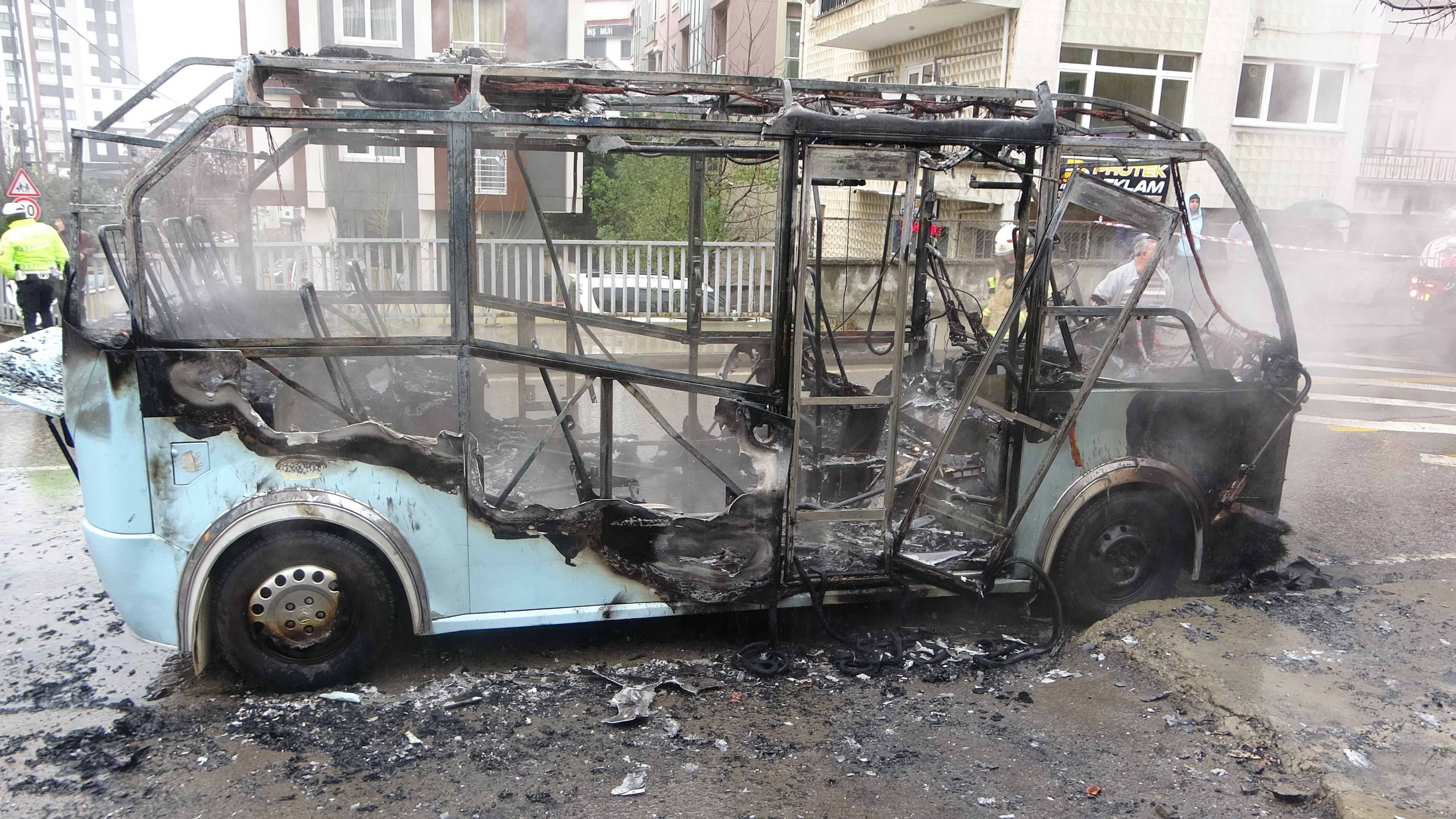 Kartal'da minibüs alev alev yandı 20 yolcu tahliye edildi